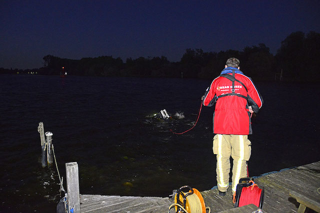 2019/107/20190514-22u26 GB 002 Persoon te water Nieuwemeerdijk.jpg